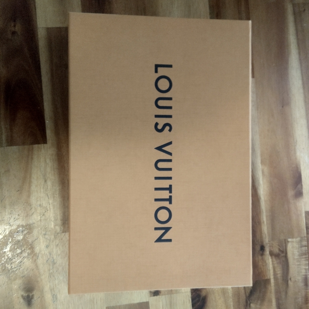 RARE LIMITED EDITION 100% AUTHENTIC LOUIS VUITTON POPPY FLOWER T-SHIRT WITH BOX! - Picture 2 of 12